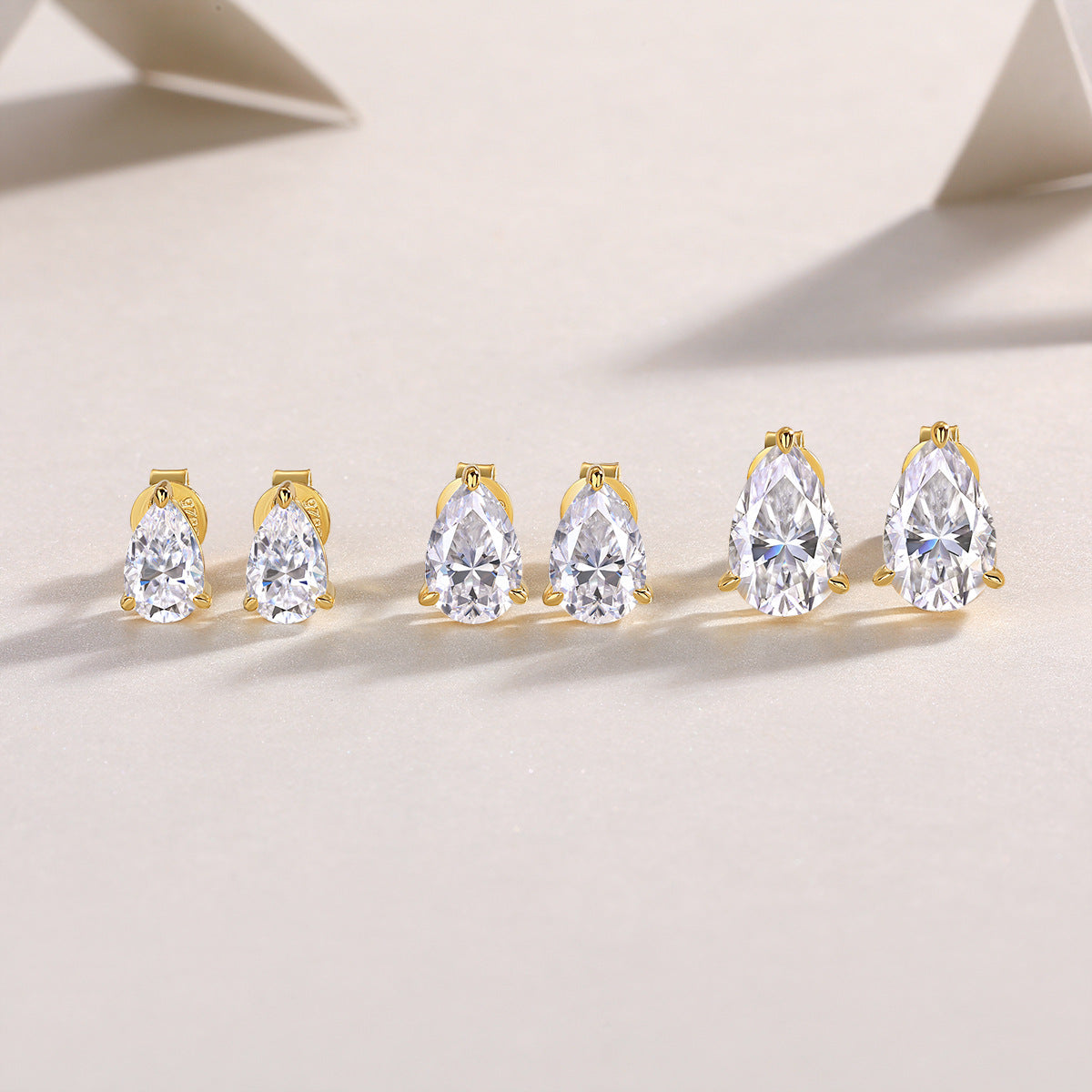 【#ME04·Love Flow】1.5CT Golden Pear-cut S925 Sterling Silver Moissanite Earrings Daily